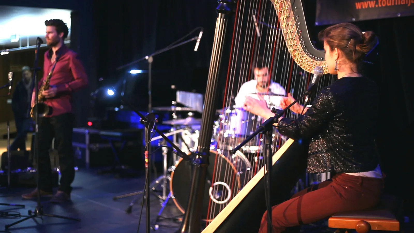 Antoine Valvin sur scène avec Pia Salvia et un saxophoniste