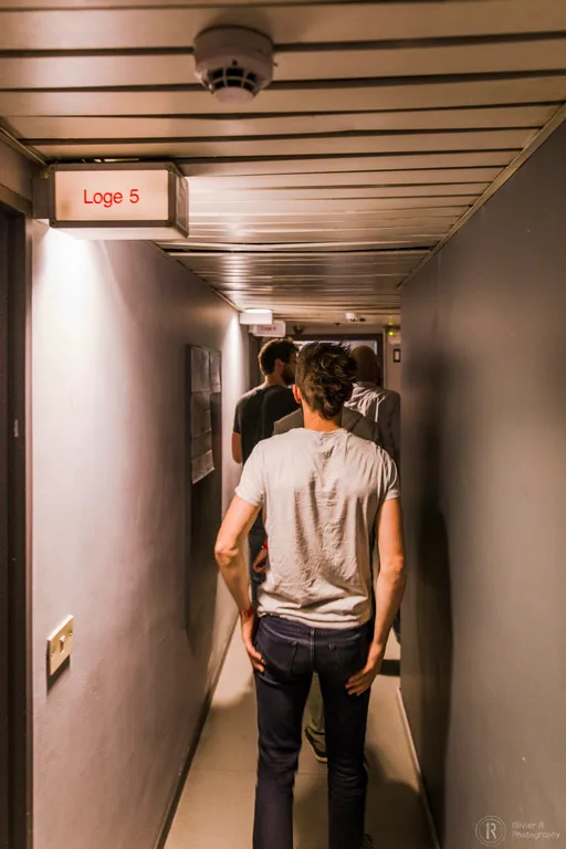 Antoine Valvin dans un couloir menant à la loge d’un lieu de concert
